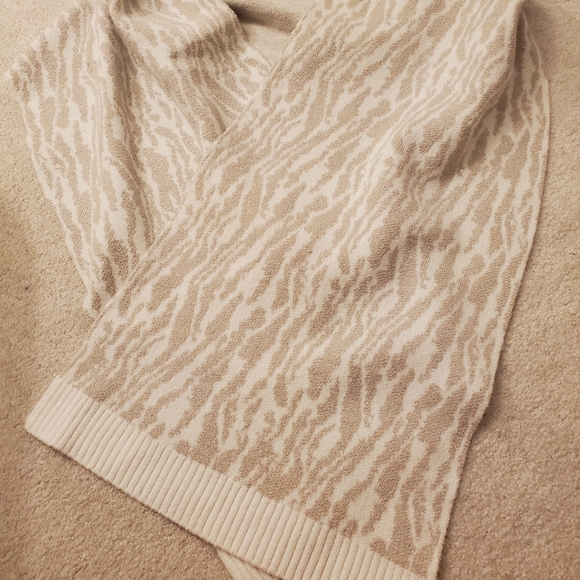 Express champagne and white tiger stripe scarf - Picture 4 of 4